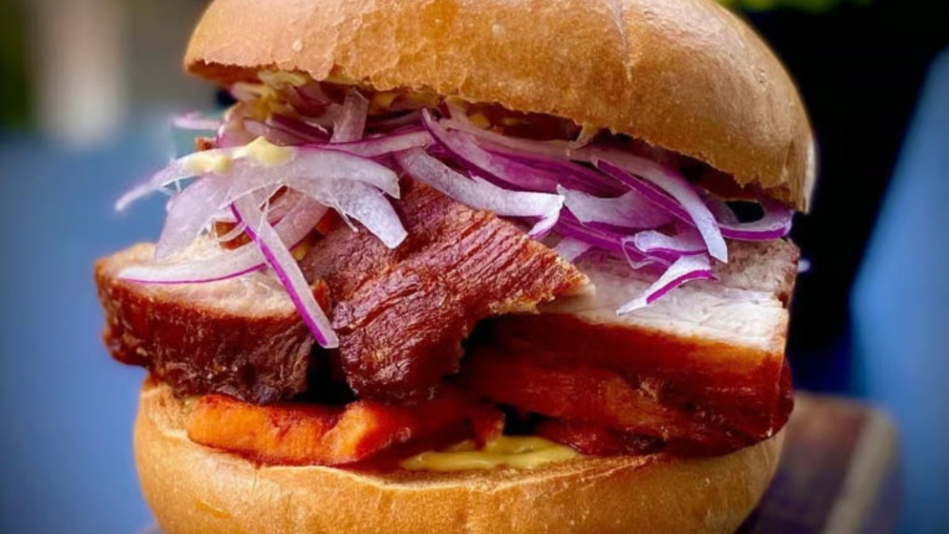 Video: Pan con chicharron – sandwich-ul cu jumări de piept de porc câștigător al competiției globale pentru cel mai bun mic dejun