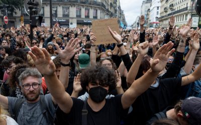 Franța intră în grevă generală, iar oamenii ies în stradă împotriva austerității. MAE, avertisment pentru români