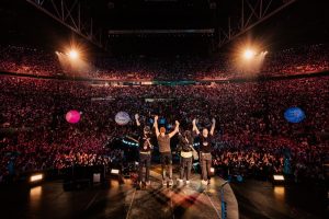 Un copil de 12 ani, numit „regele scenei” de solistul Coldplay după ce a purtat o coroană în timpul concertuluiea noastră”