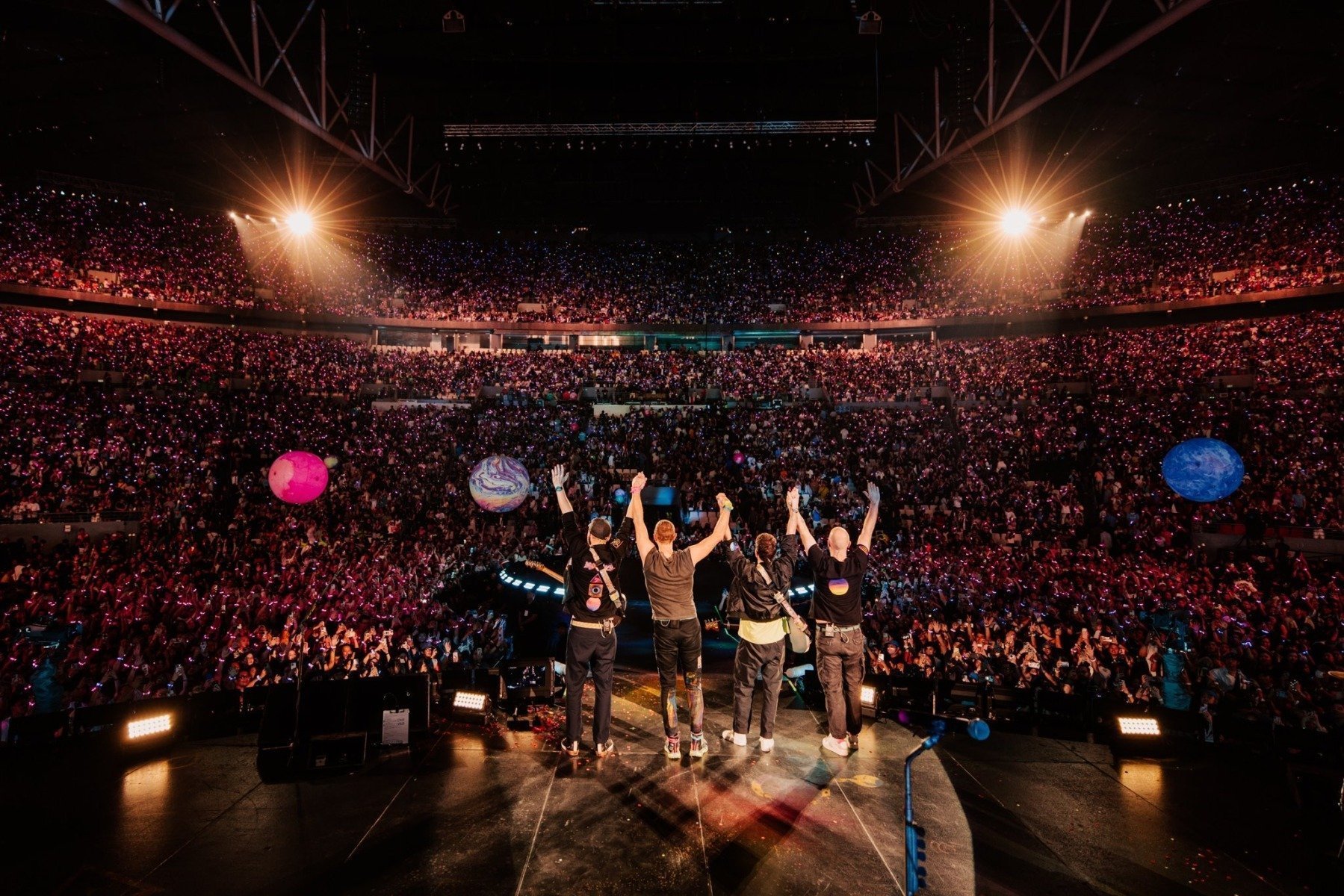 [ad_1] Un băiat în vârstă de 12 ani, apreciat ca fiind „regele spectacolului” de către solistul trupei Coldplay, după ce a purtat o coroană la unul dintre concertele lor, desfășurat weekend-ul trecut pe stadionul Wembley, relatează BBC