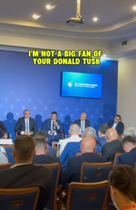 George Simion a numit-o “slugă” și “păpușă” pe premierul Poloniei, Donald Tusk, chiar în propria sa casă (Dr. Adrian Băzăvan) – înregistrare video