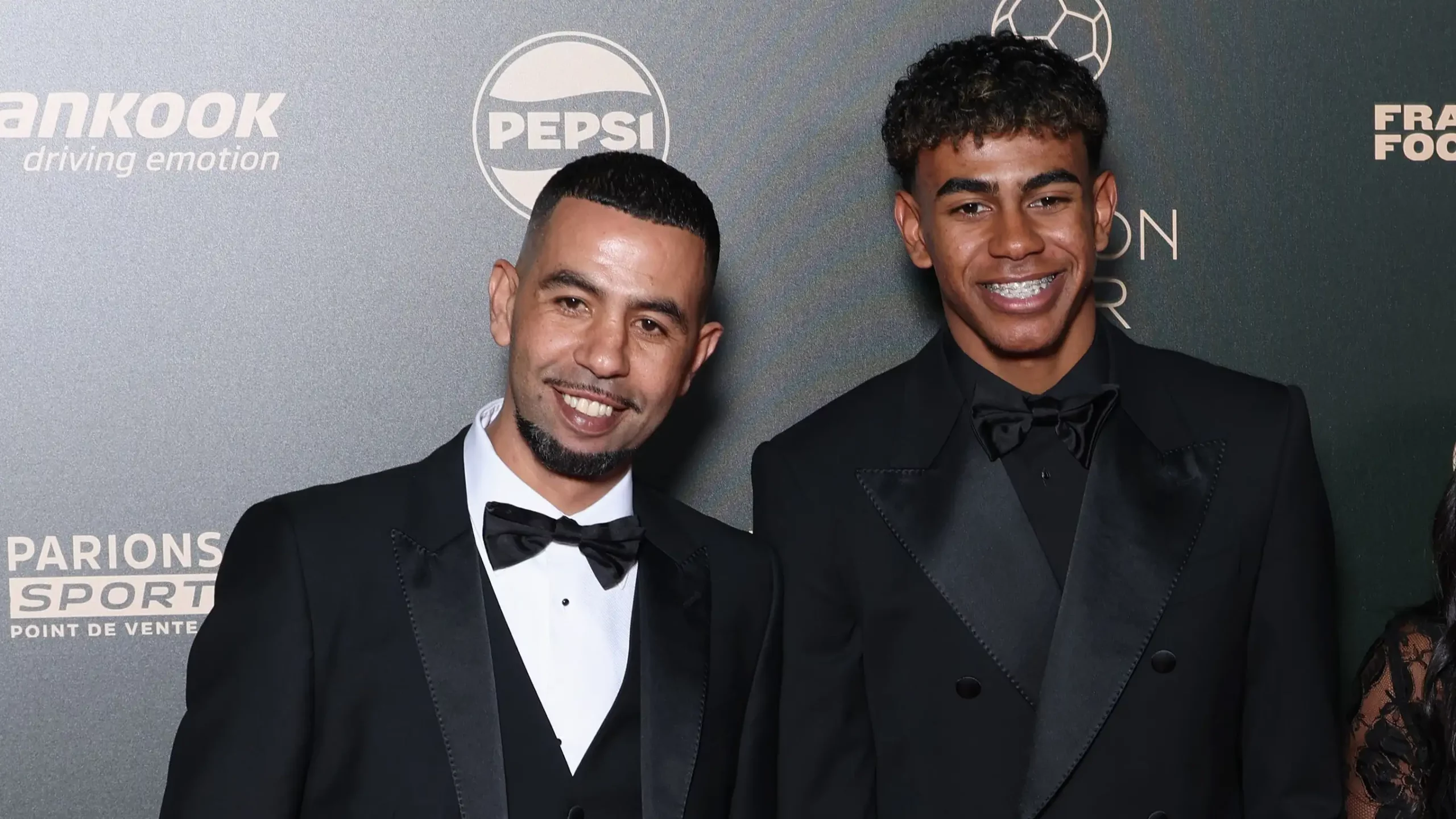 [ad_1] Lamine Yamal, jucătorul de 18 ani de la FC Barcelona, este în centrul atenției înainte de gala Ballon d’Or 2025 de la Paris