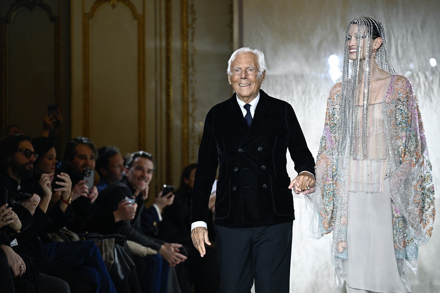Giorgio Armani, legendarul designer, decedat la 91 ani.