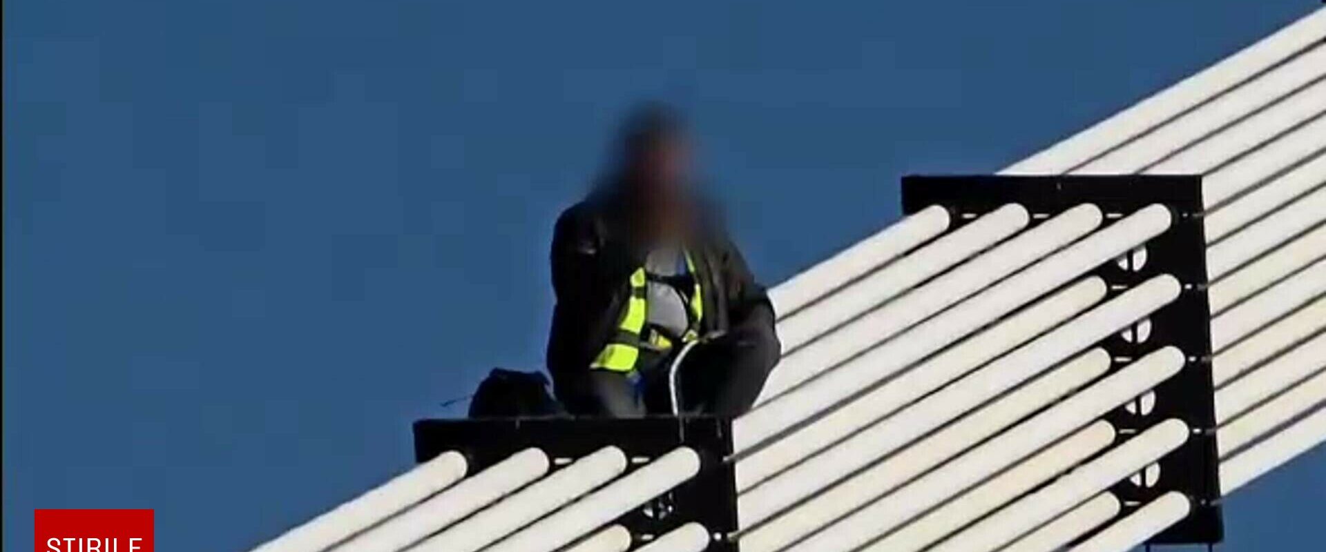 Cinci ore de haos pe podul de la Agigea după ce un bărbat s-a urcat pe cabluri să ceară „turul doi, înapoi”