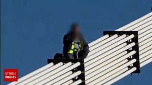 Haos pe podul de la Agigea: bărbat cere “turul doi, înapoi” urcând pe cabluri