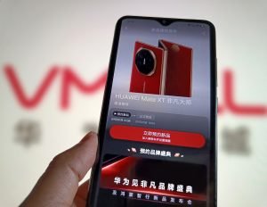 Huawei lansează DeepSeek, un chatbot aproape complet eficient în cenzură