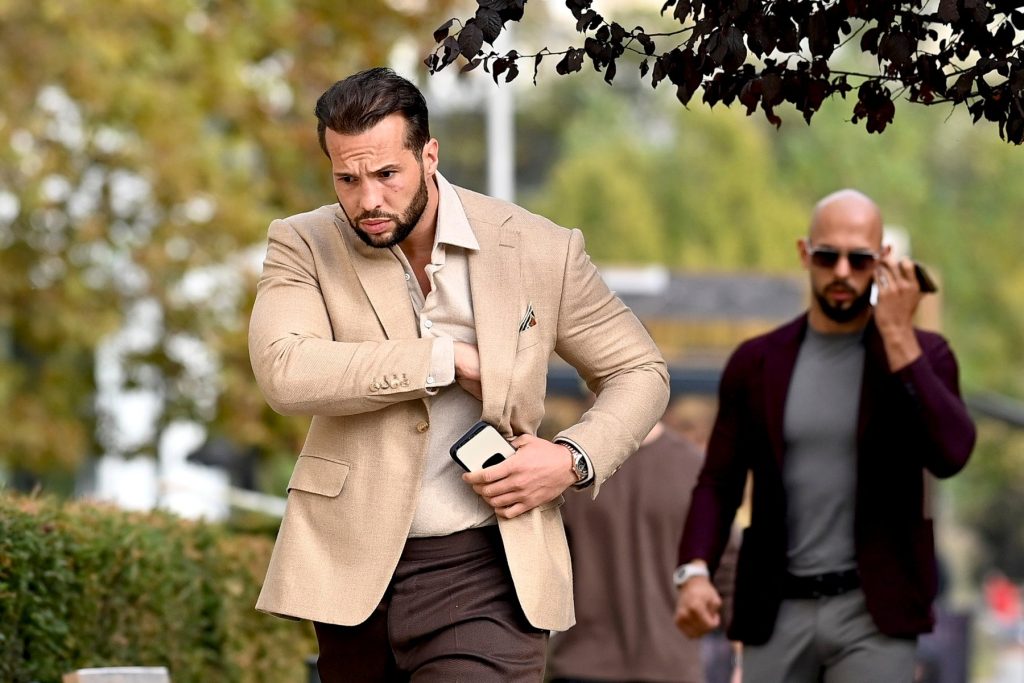 Un individ înarmat a făcut o tentativă de intrare în casa fraților Tate din România, dar a fost interceptat de echipa de securitate, fiind ulterior preluat de poliție împreună cu un pistol cu aer comprimat (potrivit surselor).