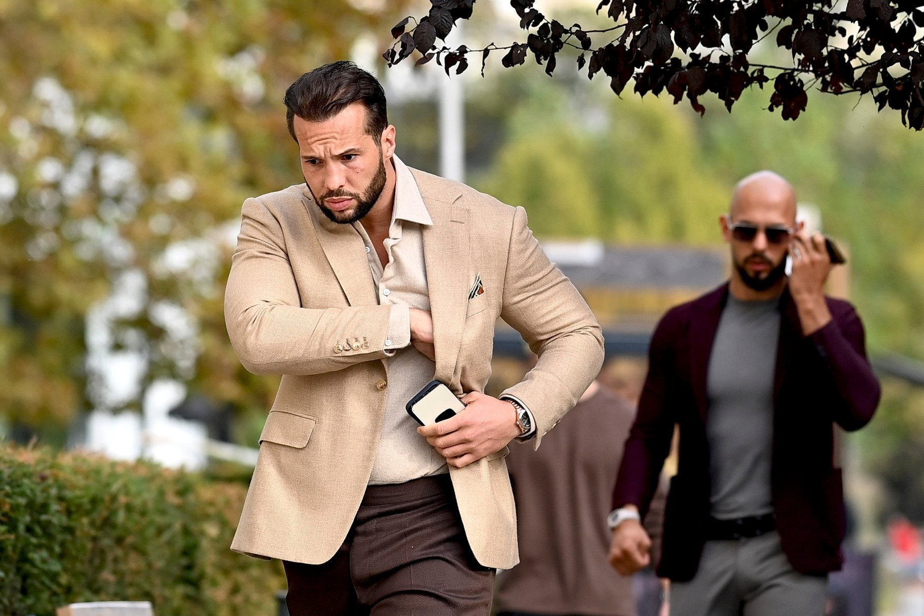 Un individ înarmat a făcut o tentativă de intrare în casa fraților Tate din România, dar a fost interceptat de echipa de securitate, fiind ulterior preluat de poliție împreună cu un pistol cu aer comprimat (potrivit surselor).