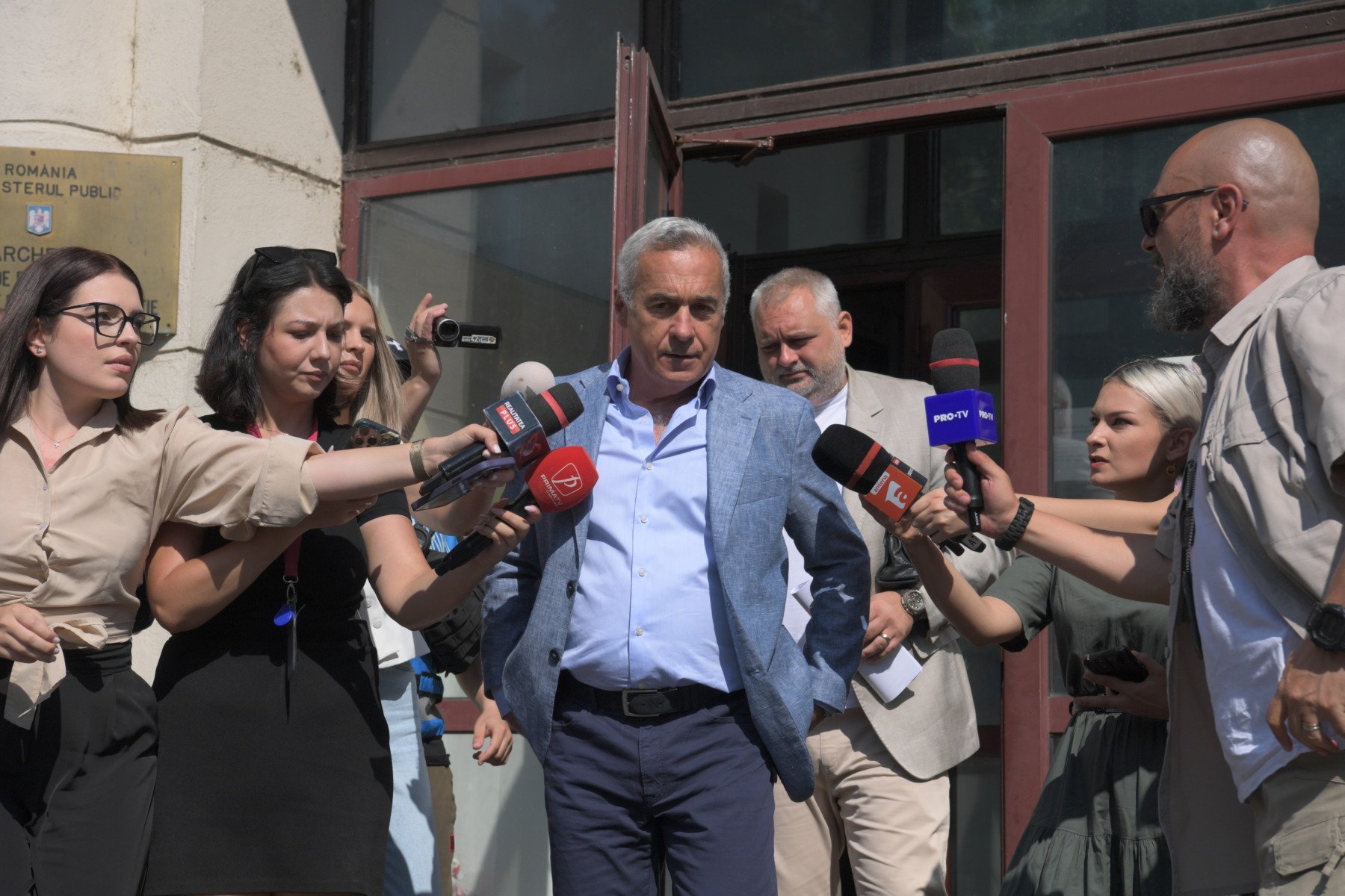 Incidente la sediul Poliției Ilfov în timpul controlului judiciar al lui Călin Georgescu, un susținător iritat fiind evacuat și sancționat de jandarmi