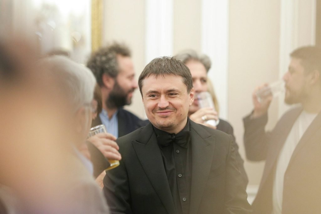 [ad_1] Regizorul Cristian Mungiu afirmă că societatea românească este profund împarțită între cei care susțin progresul și cei care preferă tradițiile, fiind într-un conflict complet