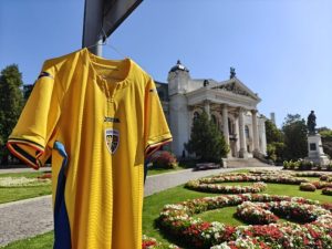 Echipa națională de fotbal a României sub 21 de ani își începe calificarea pentru Campionatul European de Fotbal din 2027 astăzi, cu un meci împotriva echipei naționale a Kosovoului sub 21 de ani, programat să aibă loc la ora 18:30 și transmis în direct pe o platformă de transmisie sportivă de top.
