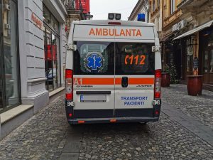 Doișprezece persoane au fost rănite într-un accident, după ce o mașină a lovit o terasă în orașul Piatra-Olt