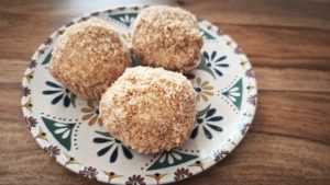 Gomboți cu prune — tradiție și istorie a unui desert ardelenesc de secole / un răsfăț fragil și aromat în interior, cu crustă crocantă și gust delicios de pesmet exteriorea noastră”