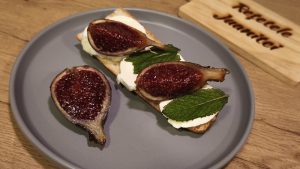 Bruschetta cu mozzarella și smochine – un mic dejun elegant și gustos, simplu de realizatea noastră”