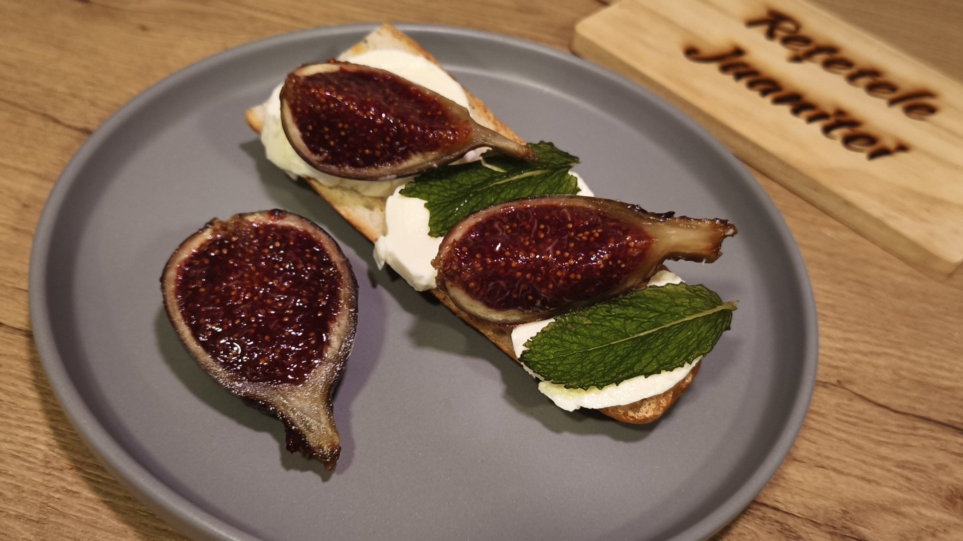 Bruschetta cu mozzarella și smochine – un mic dejun elegant și gustos, simplu de realizat