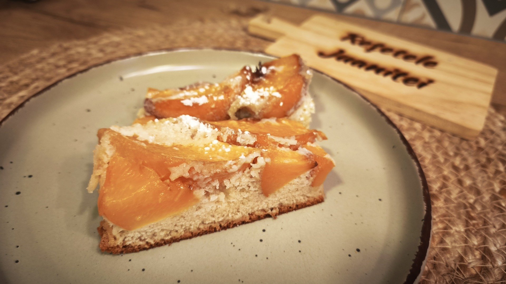 [ad_1] O prăjitură răsturnată cu caise și/sau piersici pune în valoare aromele fructelor, combinându-le cu un pandișpan pufos