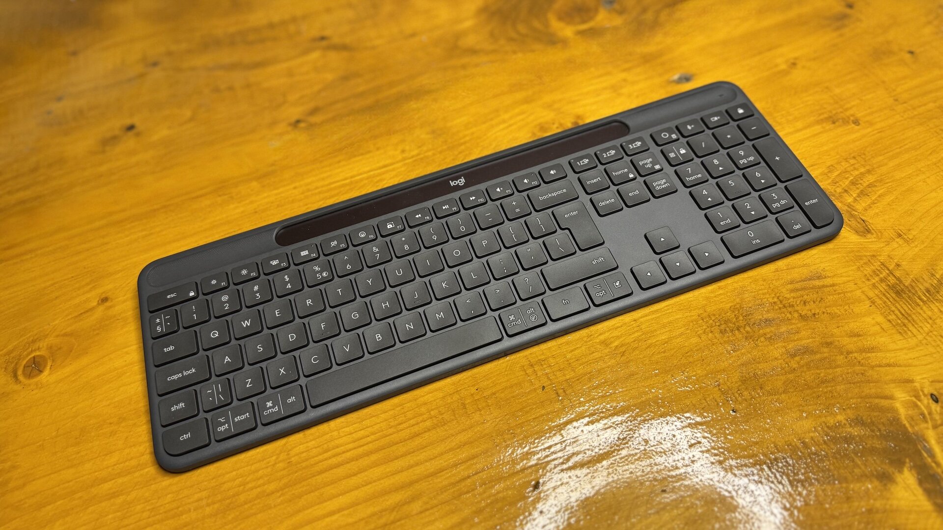 [ad_1] Tastatura wireless Logitech Signature Slim Solar+ K980 reprezintă ultima inovație în domeniul perifericelor de birou, combinând tehnologia sustenabilă cu funcționalitatea avansată