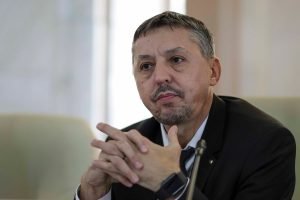 Daniel David răspunde la moțiunea împotriva sa: Educația, în pericol – sistemul care generează aproape jumătate de analfabetism funcțional devine o amenințare pentru securitatea națională; fără acțiuni decisive, țara s-ar putea transforma într-o civilizație eșuată dominată de obscurantism