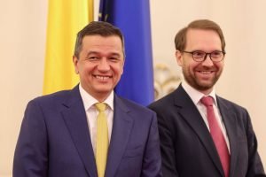 Surse: Coaliția se întâlnește miercuri dimineață pentru dezbateri despre reforma administrației, propunând plafon de cheltuieli salariale în loc de reduceri de angajați și discutând despre creșterea TVA în sectorul HORECA