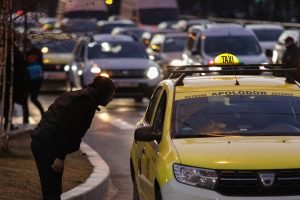 Cercetare: Șoferii din Capitală petrec peste 12 zile pe an în trafic; intervalele de vârf s-au extins și în timpul zilei, între orele 11:00 și 14:00