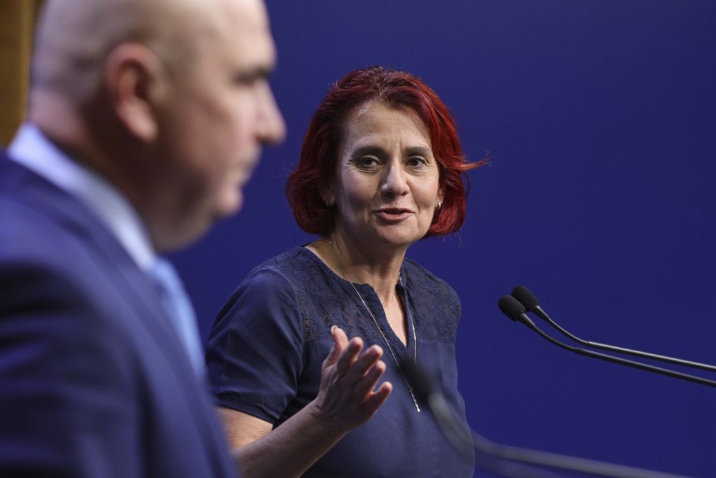 [ad_1] Purtătoarea de cuvânt a Guvernului, Ioana Dogioiu, a declarat că zvonul conform căruia premierul Ilie Bolojan ar fi anunțat în cadrul reuniunii coaliției de miercuri că intenționează să demisioneze este complet fals