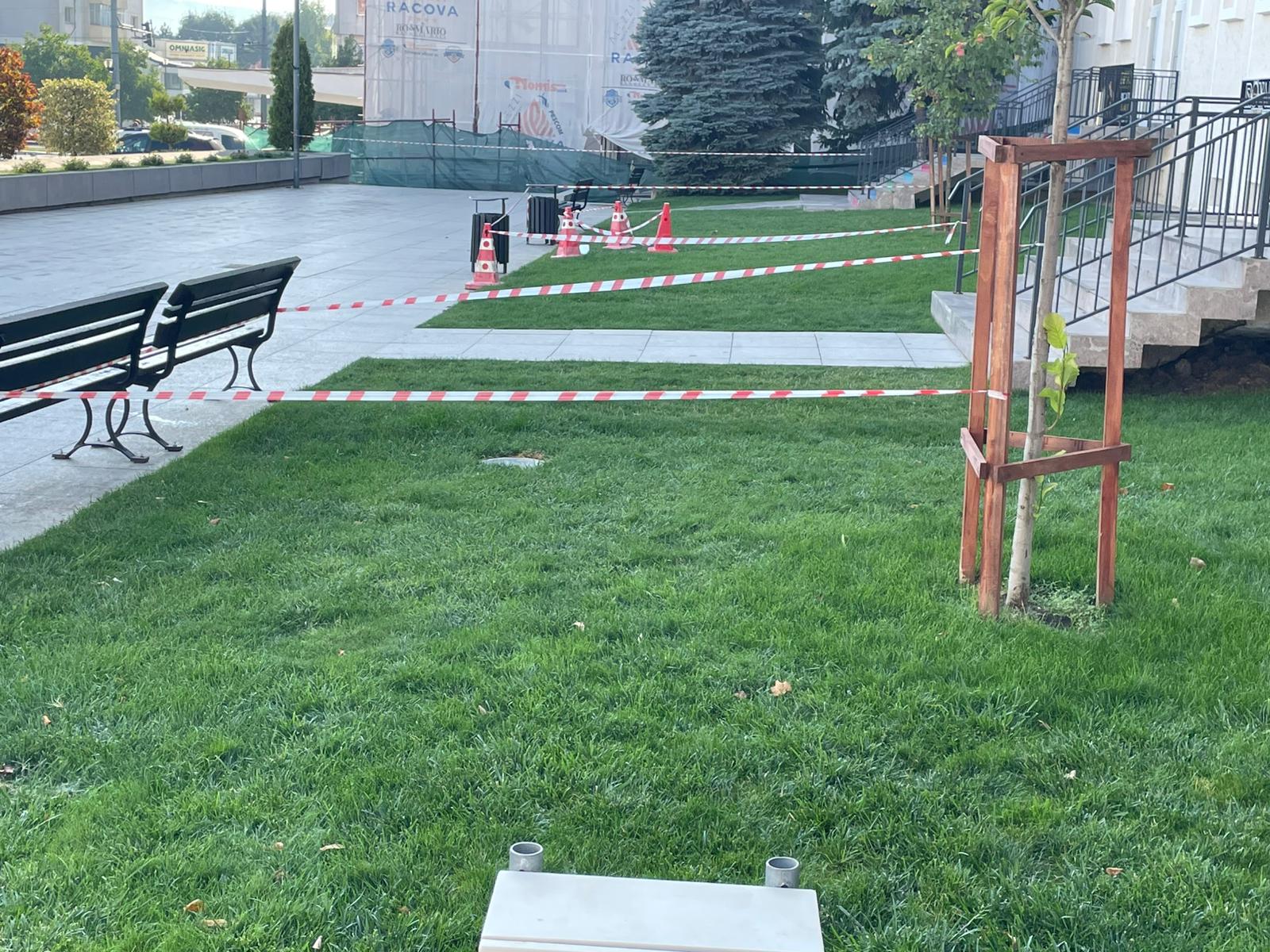 [ad_1] Un tragic accident s-a petrecut marți seară în Piața Civică din Vaslui, unde un băiețel de un an și opt luni a murit electrocutat după ce a călcat pe un spot care trebuia să fie nefuncțional