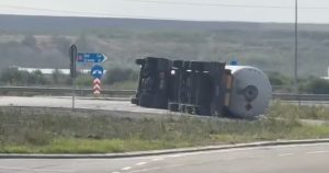 Incendiu pe DN24A: autocisternă cu metan răsturnată lângă Bârlad