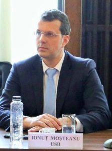 Ionuţ Moşteanu discută despre cearta dintre Boloş și Ciolacu: Ciolacu îl aprecia foarte mult pe Boloş; au fost ca doi mazăre într-o păstaie. Am o suspiciune puternică că Boloş a instruit pe Ciolacu în această strategie care ne afectează și în prezent.