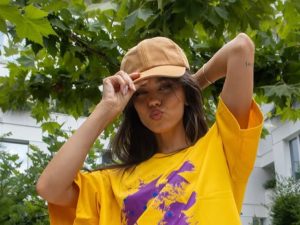 Artistă cântă imnul la meciul România-Canada