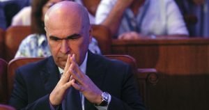 Președintele Consiliului Județean, Bolojan, poartă discuții cu reprezentanții lanțurilor mari de magazine cu privire la stabilirea unui plafon pentru adaosul comercial aplicat produselor alimentare de bază.