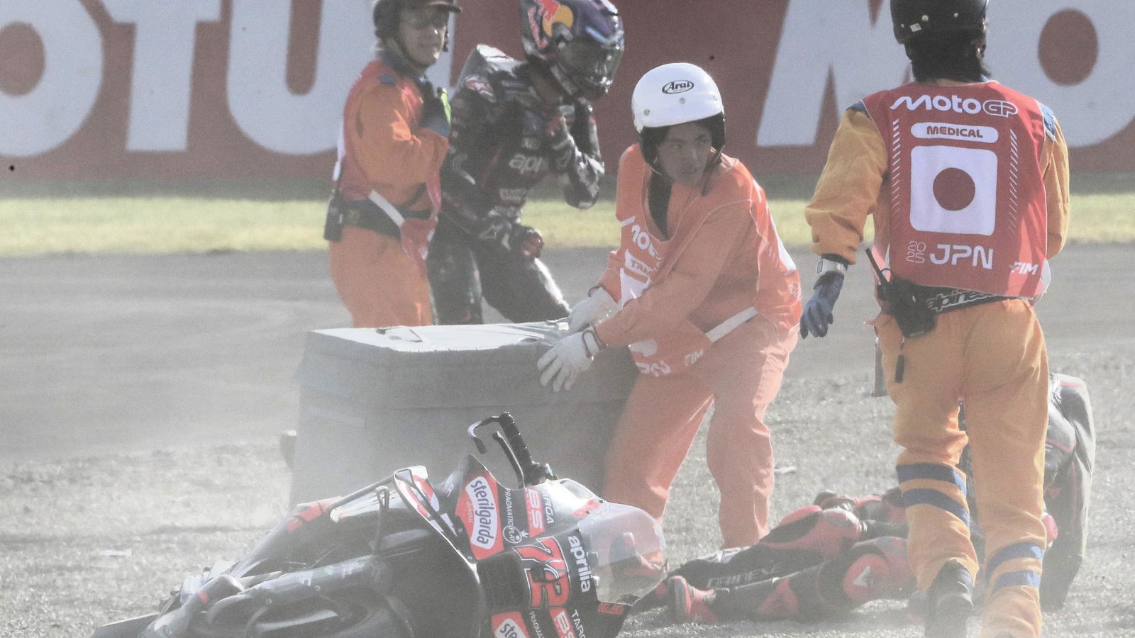 [ad_1] jorge martin, campionul en-titre, a suferit o fractură de claviculă deplasată în timpul cursei sprint de la motogp-ul japonez, după un accident în care a fost implicat și colegul său de echipă, marco bezzecchi