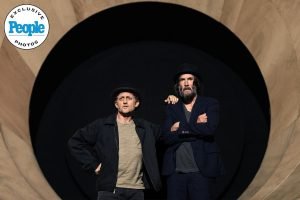 Actori celebri, Keanu Reeves și Alex Winter, fac debut în piesa de teatru “Așteptându-l pe Godot” pe scena Broadway-ului (fotografii exclusive)
