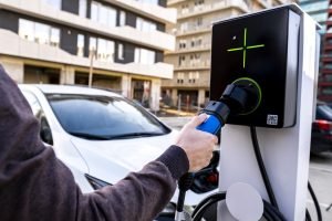 Ministrul Mediului afirmă că reducerea valorii tichetelor pentru autovehiculele electrice a diminuat interesul pentru aceste vehicule, iar în câteva zile se vor epuiza și tichetele pentru mașini electrice