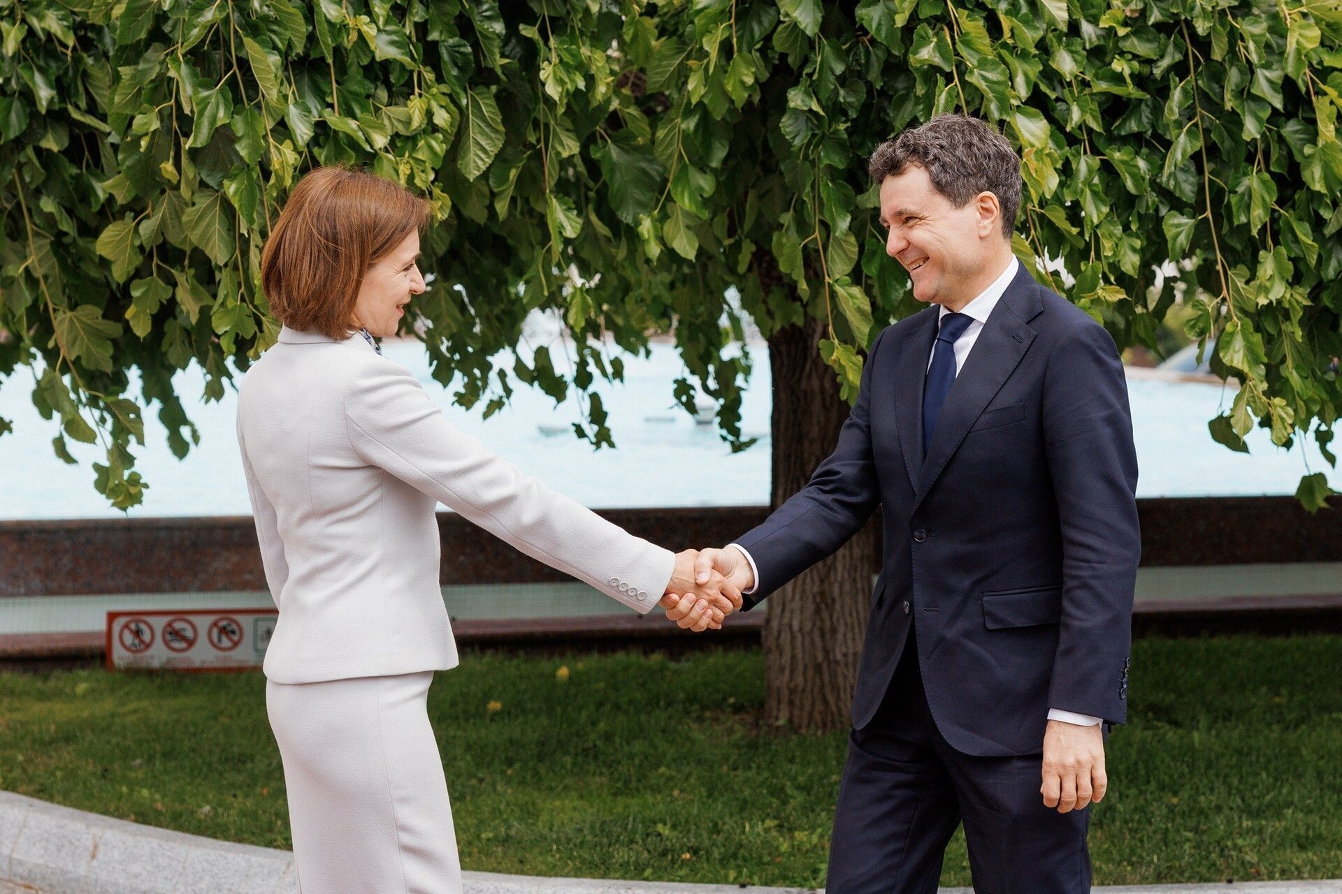 Liderul Nicuşor Dan face o vizită de stat în Republica Moldova pentru a sărbători Ziua Limbii Române / Va fi prezent la manifestarea ”Marea Dictare Naţională”, desfășurată în locul emblematic Piaţa Marii Adunări Naţionale din Chişinău.