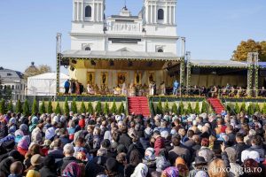 Aproximativ 12.000 de persoane se află în așteptare pentru rugăciune la Sfânta Parascheva în fața Catedralei Mitropolitane din Iași, în timp ce peste 59.000 au already participat la rugăciune.