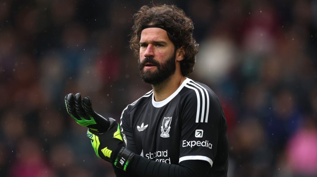 [ad_1] liverpool a suferit o lovitură dură în partida cu galatasaray, după ce portarul alisson becker s-a accidentat în partea a doua a meciului