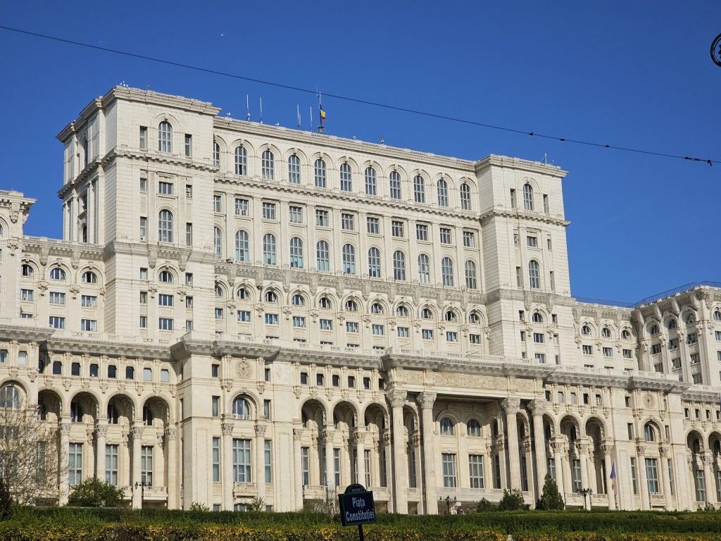 Luni, Parlamentul va dezbate asupra asumării responsabilităţii Guvernului pe cinci