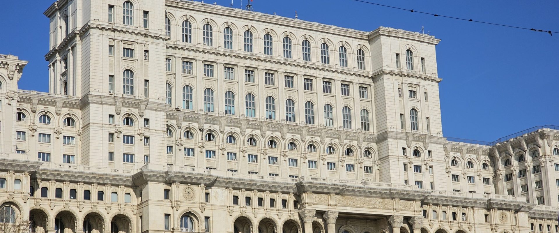 Luni, Parlamentul va dezbate asupra asumării responsabilităţii Guvernului pe cinci