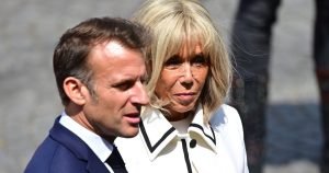 Cuplul prezidențial francez, Emmanuel și Brigitte Macron, se aşteaptă să prezinte dovezi medicale într-un proces din Statele Unite ale Americii, care vizează demonstrarea genului feminin al soţiei şefului statului francez.