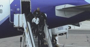 Magnatul moldovean Vladimir Plahotniuc, bănuit de implicare într-un caz de corupție de amploare în Republica Moldova, a sosit la Chișinău sub escortă, după ce a fost dat afară de autoritățile elene.