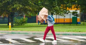 Iată o reformulare a titlului: “ALERTĂ METEO: Regiunile care vor fi lovite de vânturi puternice. Avertizare de cod galben emisă pentru două regiuni din țară de către serviciile de prognoză meteo”