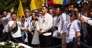 Scandal la Țebea în ajunul moțiunilor de cenzură: Un incident delicat a izbucnit la Țebea, cu o zi înainte de moțiunile de cenzură, după ce fotograful lui Simion a comis un act de necuviință, urcându-se peste mormântul lui Avram Iancu, unul dintre cei mai importanți eroi naționali. Incidentul a stârnit indignare și a generat un val de critici.