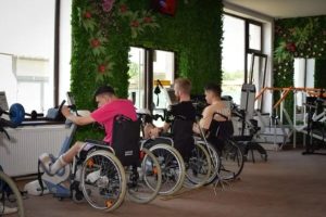 Din nou în picioare după un AVC, cu recuperare medicală intensivă efectuată în România, comparabilă cu cea din Occident