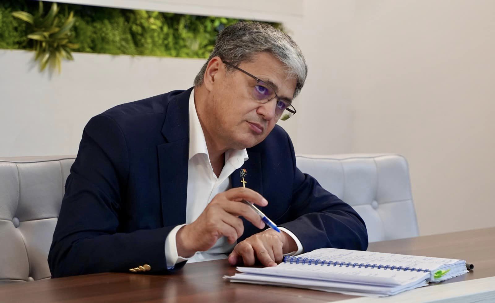 Marcel Boloș, ex-ministru al Finanțelor, susține că a informat de „minimum șase ori” pe prim-ministru Marcel Ciolacu cu privire la „escaladarea deficitului bugetar”. Declară că premierul a respins preocupările, afirmând că deficitul bugetar nu reprezintă o problemă pentru el. Acestea sunt reacțiile lui Ciolacu.