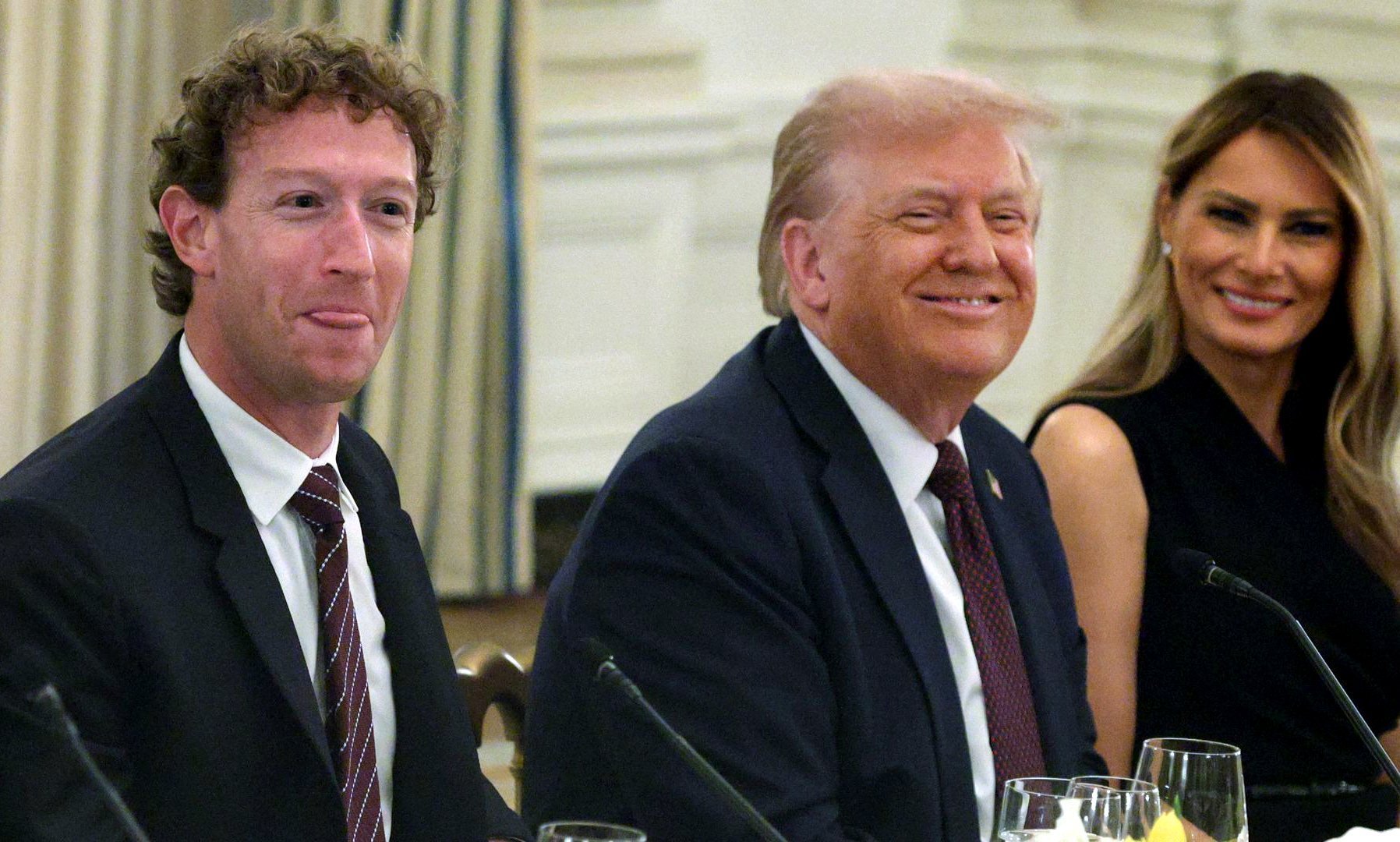 [ad_1] Recent, scena politică și tehnologică globală a fost marcată de o întâlnire extrem de importantă între liderii marilor companii tech și oficialii de la Casa Albă, în contextul dezvoltării inteligenței artificiale