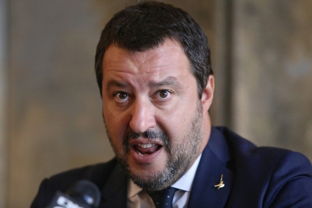 Liderii extremei drepte din Italia și oaspeți internaționali s-au adunat pentru întâlnirea anuală a Partidului Liga, condus de vicepremierul Salvini, celebrând personalități precum Charlie Kirk, exprimând critici la adresa Uniunii Europene și promovând discursuri antiimigrație