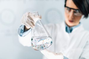 Specialiști de la Universitatea din Toulouse: Persoanele inhalează zilnic aproximativ 68.000 de microparticule de plasticea noastră”