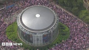 Mii participă la manifestaţia “Unite the Kingdom” a lui Tommy Robinson şi la protestele contrare