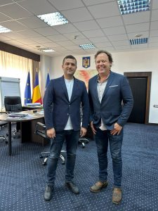 Ministrul Economiei anunță: Charlie Ottley a solicitat cetățenia română; dosarul său încă navighează prin labirintul birocratic.