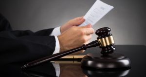 Pensiile judecătorilor și procurorilor, limitate la 70% și legate de vârstă